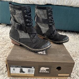 Sorel Women's Black and Gray Lace Up Boots